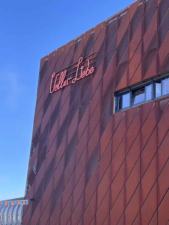 Universum Bremen Schild außen Voller Liebe