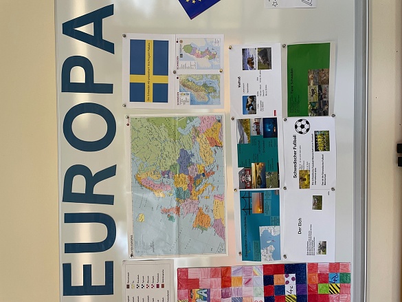 Foto mit Ergebnissen der AG an der schulinternen Europa-Wand